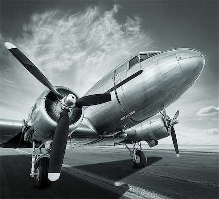 simsearch:400-09119906,k - historical aircraft on a runway is waiting for take off Photographie de stock - Aubaine LD & Abonnement, Code: 400-09119782