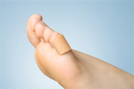 simsearch:400-07831838,k - Injured female toe with an adhesive bandage Foto de stock - Royalty-Free Super Valor e Assinatura, Número: 400-09119901