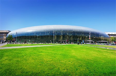 strasbourg - Modern glasses railway station in Strasbourg in France. Foto de stock - Super Valor sin royalties y Suscripción, Código: 400-09112551