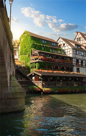 strasbourg - Picturesque district Petite France in Strasbourg, houses on river Foto de stock - Super Valor sin royalties y Suscripción, Código: 400-09112552