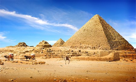 simsearch:400-04600571,k - Egyptian pyramids in sand desert and clear sky Stockbilder - Microstock & Abonnement, Bildnummer: 400-09113641