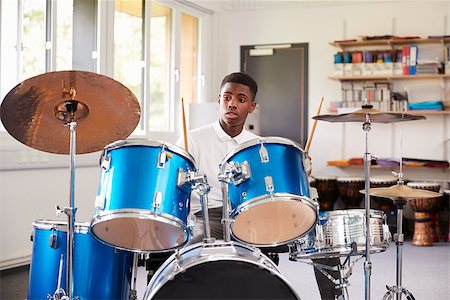 simsearch:400-09121991,k - Male Teenage Pupil Playing Drums In Music Lesson Fotografie stock - Microstock e Abbonamento, Codice: 400-09121976