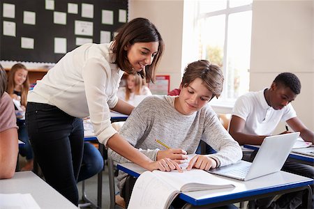 simsearch:400-09121991,k - Teacher Helping Male Pupil Using Computer In Classroom Fotografie stock - Microstock e Abbonamento, Codice: 400-09122029