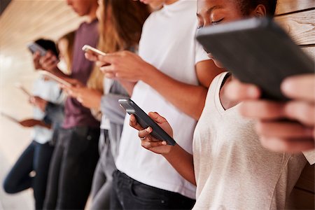 student group outside with laptop - Teenage Students Using Digital Devices On College Campus Foto de stock - Super Valor sin royalties y Suscripción, Código: 400-09122054