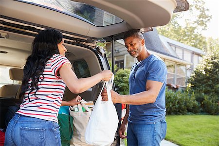 Couple Unloading Shopping Bags From Car Stock Photo - Budget Royalty-Free & Subscription, Code: 400-09122241