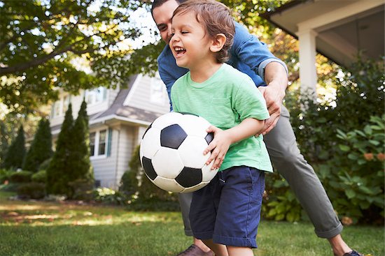 Father Playing Soccer In Garden With Son Foto de stock - Sin royalties, Artista: MonkeyBusinessImages, Código de la imagen: 400-09122539