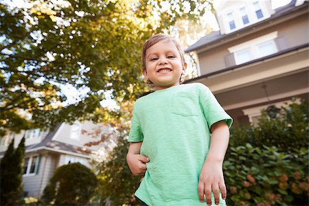 quartiere latino - Portrait Of Young Boy Playing In Garden At Home Photographie de stock - Aubaine LD & Abonnement, Code: 400-09122540