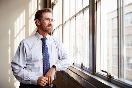 simsearch:614-06813763,k - Senior businessman in shirt and tie looking out of window Photographie de stock - Aubaine LD & Abonnement, Code: 400-09122741