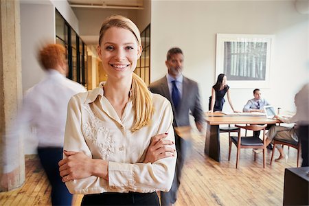 simsearch:693-03303488,k - Portrait of young blonde woman in a busy modern workplace Foto de stock - Super Valor sin royalties y Suscripción, Código: 400-09122812