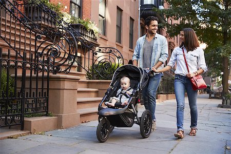 sandsteinhaus - Family taking a walk down the street, close up Stockbilder - Microstock & Abonnement, Bildnummer: 400-09123152