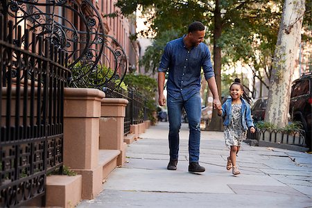 sandsteinhaus - Father and daughter taking a walk down the street Stockbilder - Microstock & Abonnement, Bildnummer: 400-09123160