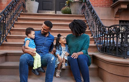 simsearch:400-09123158,k - Young family with kids sitting on front stoops Foto de stock - Royalty-Free Super Valor e Assinatura, Número: 400-09123173