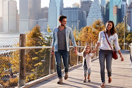 simsearch:400-09123158,k - Young family with daughter taking a walk on footbridge Foto de stock - Royalty-Free Super Valor e Assinatura, Número: 400-09123181