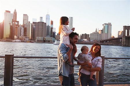 simsearch:400-09123158,k - Young family with daughters standing on quayside, side view Foto de stock - Royalty-Free Super Valor e Assinatura, Número: 400-09123195