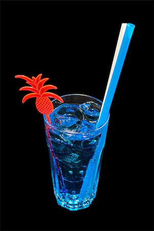 fogen (artist) - Blue drink with ice on a black background Stockbilder - Microstock & Abonnement, Bildnummer: 400-09136343