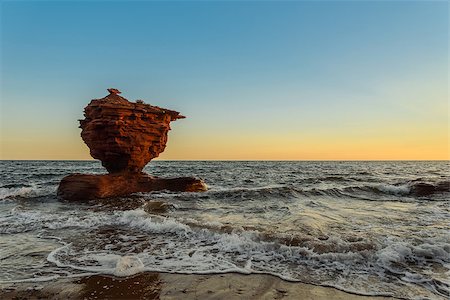 Ocean coast at the sunrise (Thunder Cove, Prince Edward Island, Canada) Foto de stock - Royalty-Free Super Valor e Assinatura, Número: 400-09136355