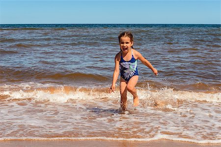 simsearch:400-08335726,k - Little girl playing on the Cavendish beach (Prince Edward Island, Canada) Foto de stock - Royalty-Free Super Valor e Assinatura, Número: 400-09136359