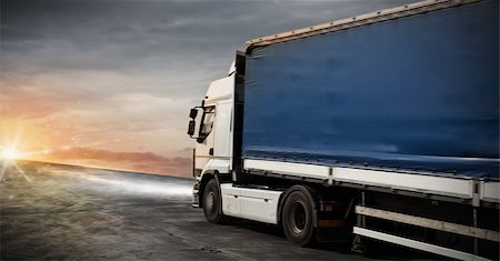 simsearch:400-08790917,k - White fast truck transport delivers packages at sunset Stockbilder - Microstock & Abonnement, Bildnummer: 400-09131901
