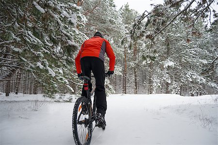 Cyclist in Red Riding the Mountain Bike in the Beautiful Winter Forest. Extreme Sport and Enduro Biking Concept. Fotografie stock - Microstock e Abbonamento, Codice: 400-09132165