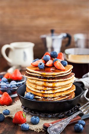 simsearch:400-09131918,k - Stack of freshly prepared banana  pancakes with fresh berries and maple syrup for breakfast Photographie de stock - Aubaine LD & Abonnement, Code: 400-09132270