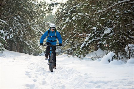 simsearch:400-06132415,k - Cyclist in Blue Riding the Mountain Bike in the Beautiful Winter Forest Covered with Snow. Extreme Sport and Enduro Biking Concept. Foto de stock - Super Valor sin royalties y Suscripción, Código: 400-09132503