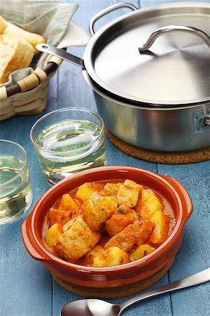marmitako, tuna and potatoes stew, spanish basque cuisine Photographie de stock - Aubaine LD & Abonnement, Code: 400-09133769
