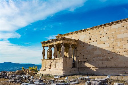 simsearch:400-06478037,k - The Porch of the Caryatids at the Erechtheion temple on the Acropolis, Athens, Greece. Six columns sculpted as figures of maidens in place of ordinary columns. Foto de stock - Royalty-Free Super Valor e Assinatura, Número: 400-09140434