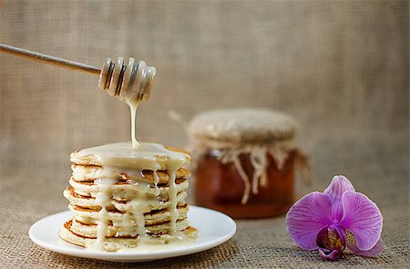 simsearch:400-06736285,k - Fried pancakes are a mountain on a plate of sweets for a healthy breakfast Foto de stock - Super Valor sin royalties y Suscripción, Código: 400-09140618