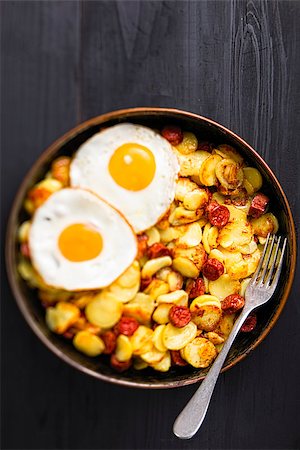 simsearch:400-08433239,k - close up of rustic sausage hash breakfast Foto de stock - Super Valor sin royalties y Suscripción, Código: 400-09151228