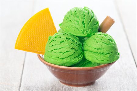 simsearch:400-09080000,k - Honeydew ice cream in bowl on wooden background. Stock Photo - Budget Royalty-Free & Subscription, Code: 400-09151309