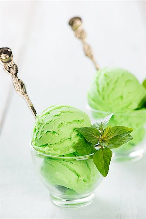 simsearch:400-08223858,k - Cup of matcha ice cream on wooden background. Photographie de stock - Aubaine LD & Abonnement, Code: 400-09151374
