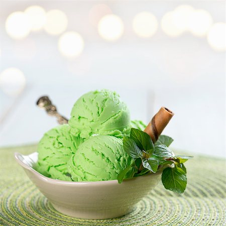 simsearch:400-08223858,k - Bowl of mint ice cream on wooden background. Photographie de stock - Aubaine LD & Abonnement, Code: 400-09151373