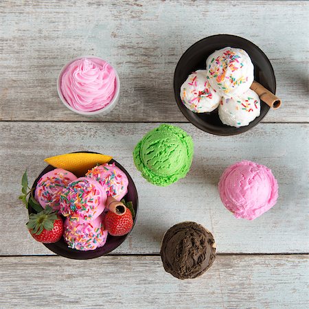 simsearch:400-08225242,k - Top view various flavor ice cream in bowl on white rustic wooden background. Stockbilder - Microstock & Abonnement, Bildnummer: 400-09151398