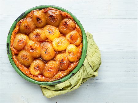 simsearch:400-08997094,k - close up of rustic golden french apple tarte tatin Foto de stock - Super Valor sin royalties y Suscripción, Código: 400-09151418