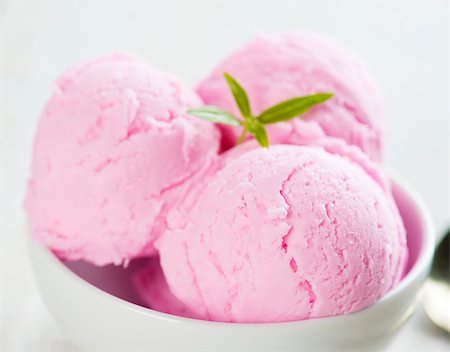 simsearch:400-08225242,k - Pink berry ice cream in bowl on white wooden background. Stockbilder - Microstock & Abonnement, Bildnummer: 400-09151478