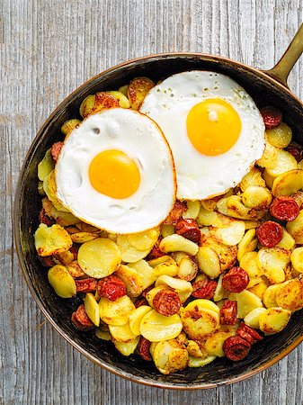 simsearch:400-08433643,k - close up of a pan of rustic sausage potato hash Photographie de stock - Aubaine LD & Abonnement, Code: 400-09152369