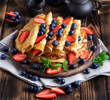 simsearch:400-09019412,k - Healthy vegan pancakes crepe with blueberry and strawberry. Foto de stock - Super Valor sin royalties y Suscripción, Código: 400-09170778