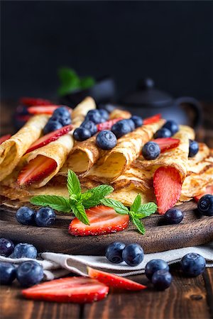 simsearch:400-09019412,k - Healthy vegan pancakes crepe with blueberry and strawberry. Foto de stock - Super Valor sin royalties y Suscripción, Código: 400-09170779