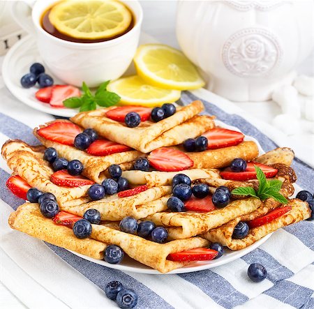 simsearch:400-09019412,k - Healthy vegan pancakes crepe with blueberry and strawberry. Foto de stock - Super Valor sin royalties y Suscripción, Código: 400-09170824