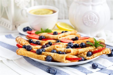simsearch:400-09019412,k - Healthy vegan pancakes crepe with blueberry and strawberry. Foto de stock - Super Valor sin royalties y Suscripción, Código: 400-09170825