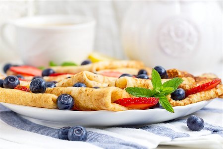 simsearch:400-09019412,k - Healthy vegan pancakes crepe with blueberry and strawberry. Foto de stock - Super Valor sin royalties y Suscripción, Código: 400-09170826