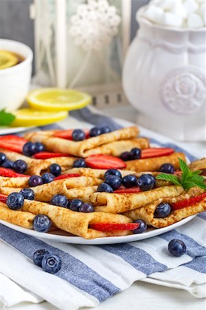 simsearch:400-09019412,k - Healthy vegan pancakes crepe with blueberry and strawberry. Foto de stock - Super Valor sin royalties y Suscripción, Código: 400-09170823
