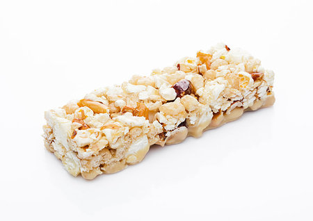 simsearch:400-09238081,k - Popcorn Caramel protein cereal energy bar with nuts on white background Photographie de stock - Aubaine LD & Abonnement, Code: 400-09185913