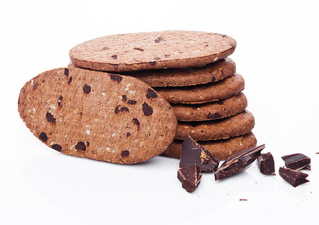 simsearch:400-07212397,k - Healthy bio chocolate breakfast grain biscuits  on white background Foto de stock - Super Valor sin royalties y Suscripción, Código: 400-09185955