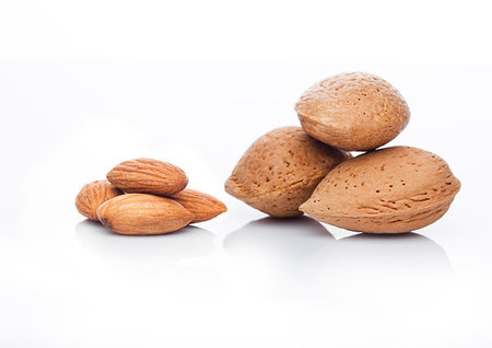 simsearch:400-08695656,k - Raw almonds nuts with shell on white background with reflection Foto de stock - Super Valor sin royalties y Suscripción, Código: 400-09185998