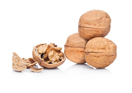 simsearch:400-08695656,k - Raw walnuts with shell on white background with reflection Foto de stock - Super Valor sin royalties y Suscripción, Código: 400-09185993