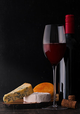 simsearch:400-05038961,k - Bottle and glass of red wine with cheese selection with grapes on black background Foto de stock - Super Valor sin royalties y Suscripción, Código: 400-09186038