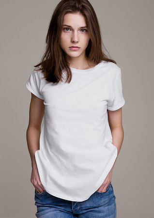 simsearch:400-04392351,k - Model test portrait with young beautiful fashion model posing on grey background. Wearing white t-shirt and jeans. Foto de stock - Super Valor sin royalties y Suscripción, Código: 400-09186209