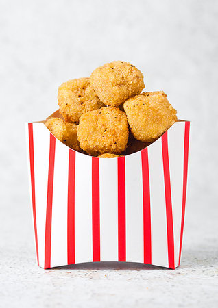 simsearch:400-08428899,k - Paper container with fried crispy chicken popcorn nuggets on marble background Foto de stock - Super Valor sin royalties y Suscripción, Código: 400-09186220