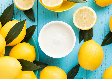 Lemon taste breakfast yoghurt with fresh raw lemons on blue wooden background Foto de stock - Super Valor sin royalties y Suscripción, Código: 400-09186334